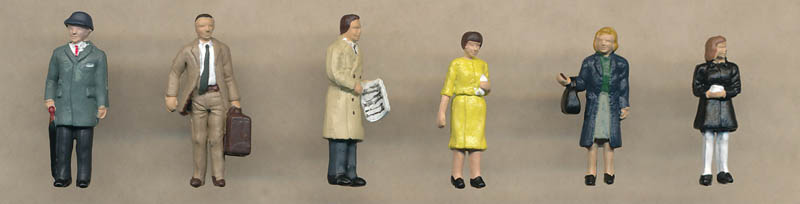 Bachmann 1960/70s Standing Station Passengers figures